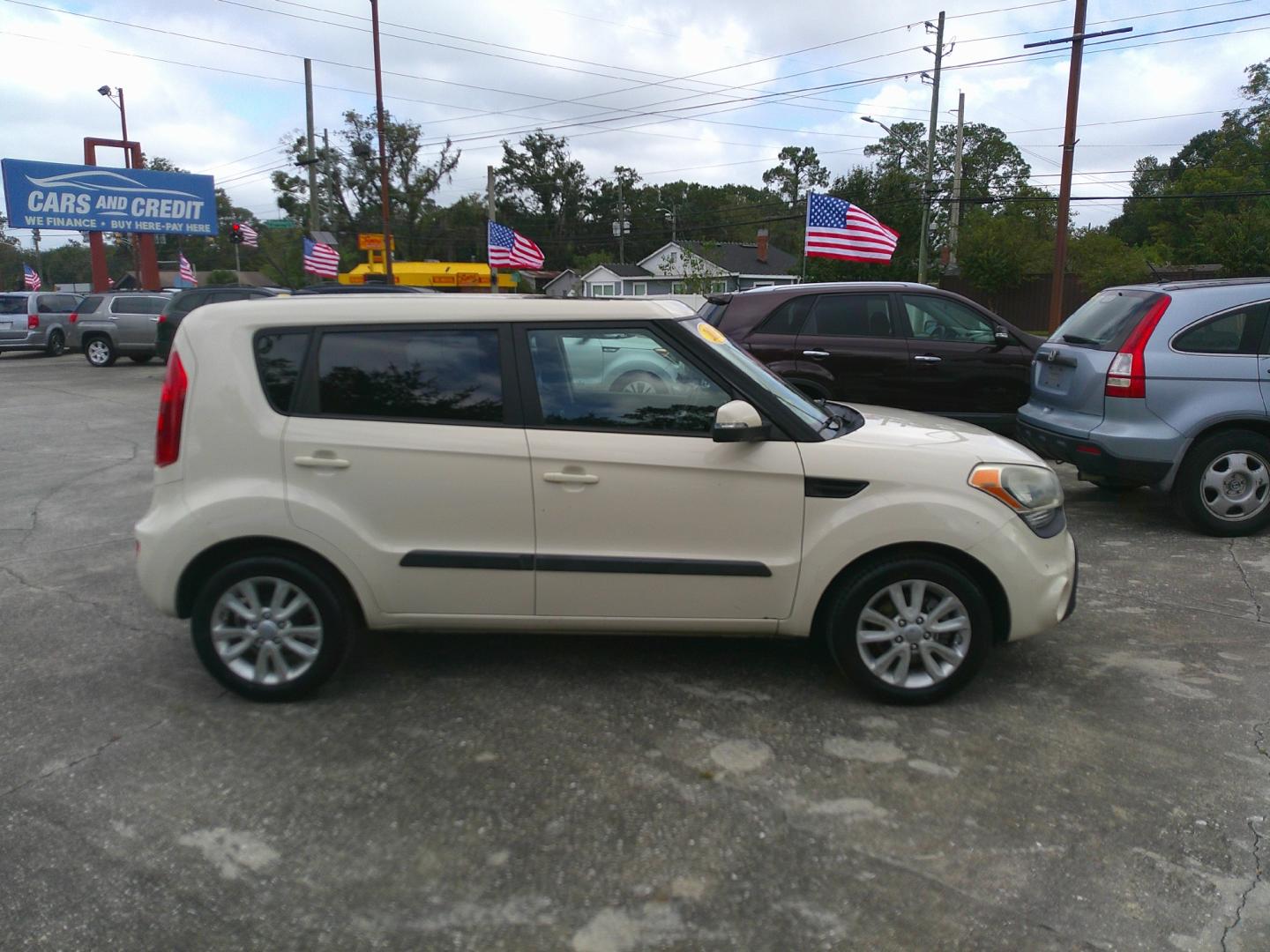 2013 WHITE KIA SOUL BASE; SPORT; + (KNDJT2A61D7) , located at 1200 Cassat Avenue, Jacksonville, FL, 32205, (904) 695-1885, 30.302404, -81.731033 - Photo#4